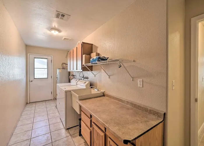 3 Mi To Havasu: W/ Patio Holiday home